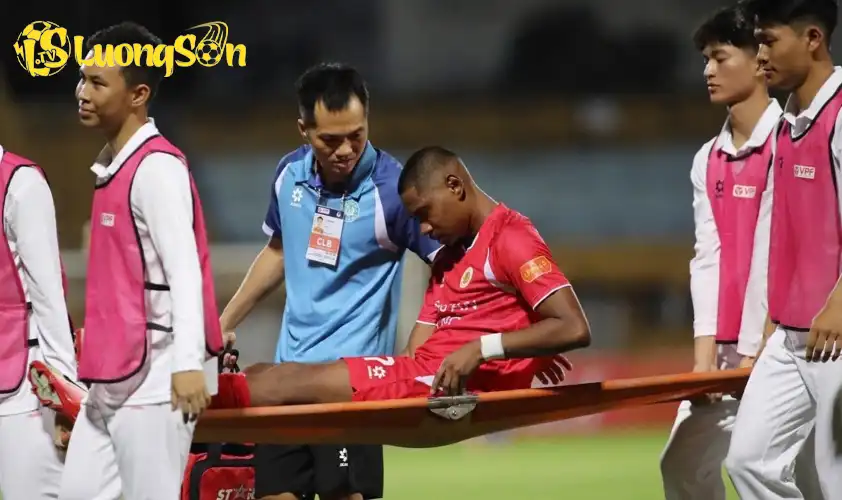 Quang Vinh phải rời sân bằng cáng trong trận gặp BG Pathum United