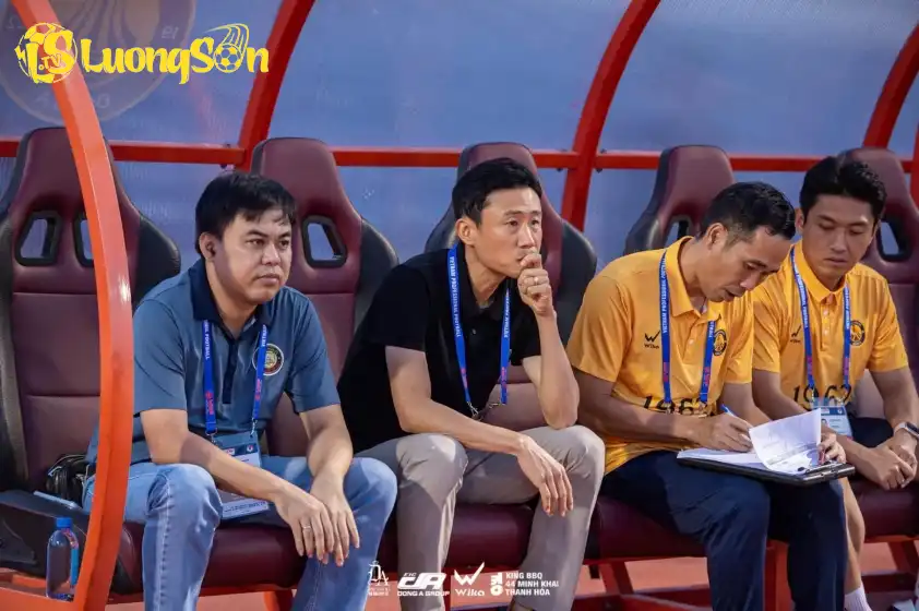 HLV Choi Won Kwon (áo đen) có chiến thắng đầu tiên cùng CLB Thanh Hóa