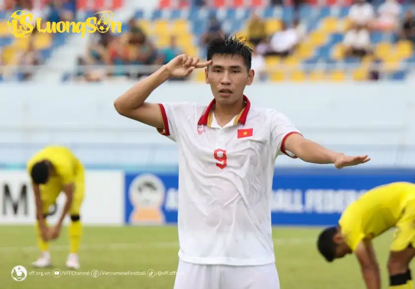 Đinh Xuân Tiến có chiều cao khiêm tốn nhưng là chân sút nguy hiểm