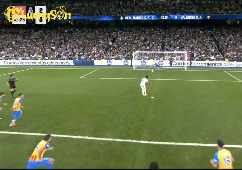 Pha đá 11m dở tệ của Vinicius trong trận gặp Valencia - Ảnh: @_BeFootball Pha đá 11m dở tệ của Vinicius trong trận gặp Valencia