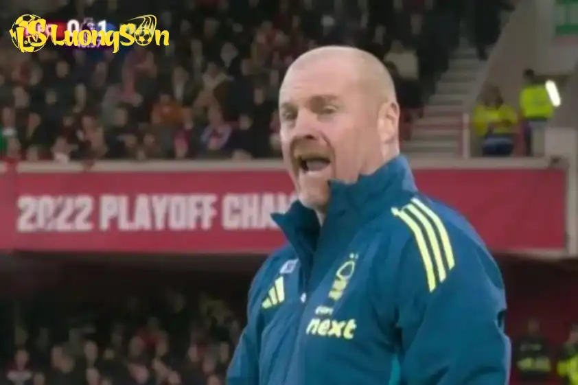 Sean Dyche vô cùng tức giận vì quyết định của trọng tài (Ảnh: The Sun). Sean Dyche vô cùng tức giận vì quyết định của trọng tài