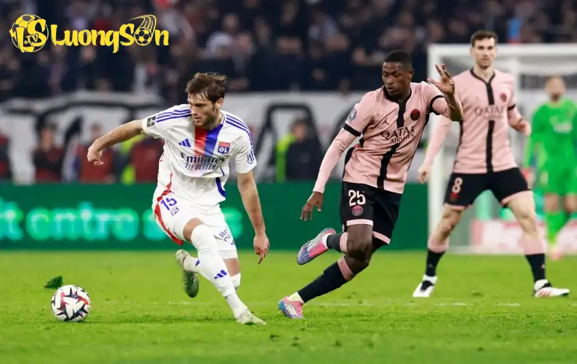 Với phong độ ấn tượng hơn, PSG được dự đoán sẽ chiến thắng để củng cố ngôi đầu. Với phong độ ấn tượng hơn, PSG được dự đoán sẽ chiến thắng để củng cố ngôi đầu.